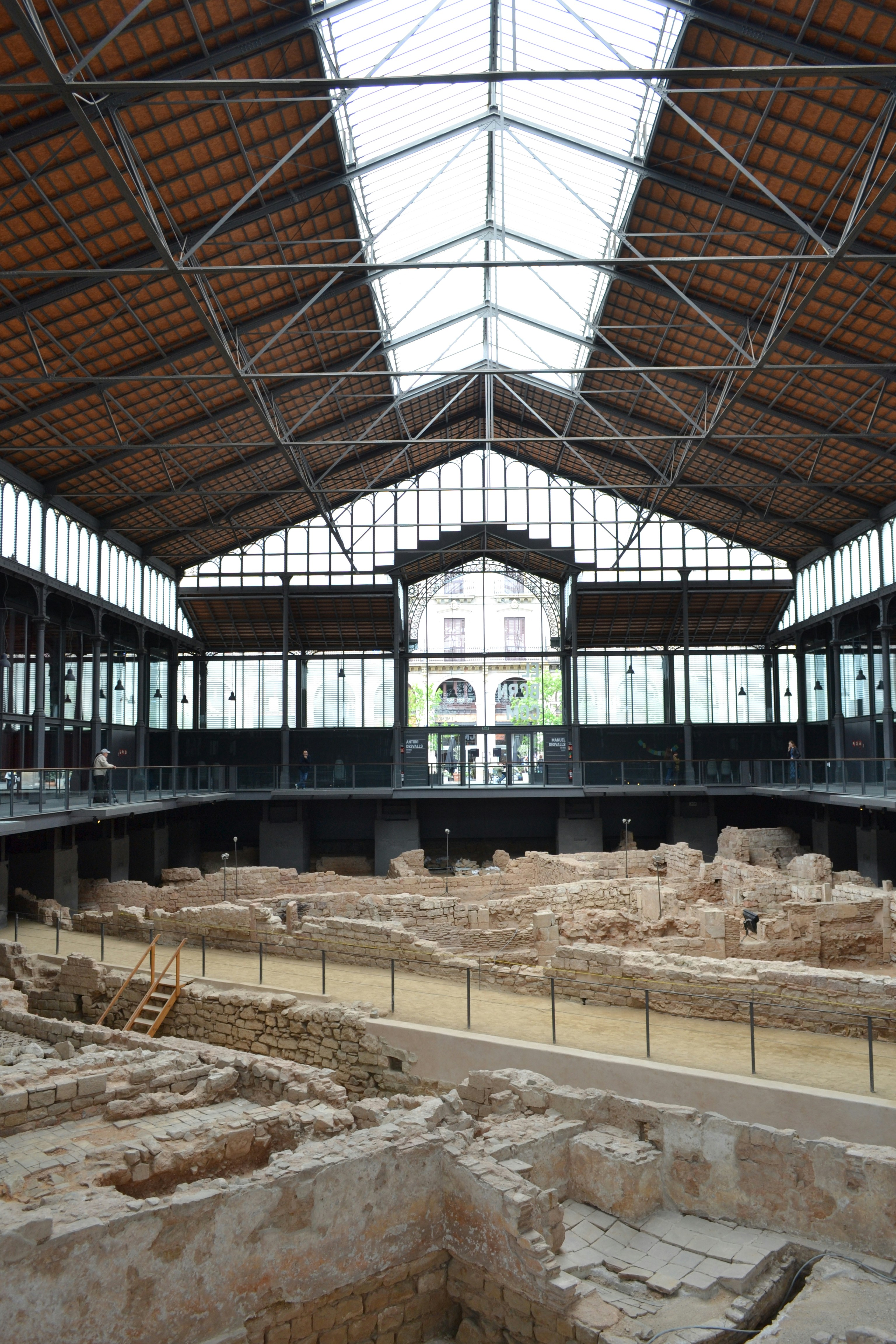 l'interno di un edificio con molta pietra
