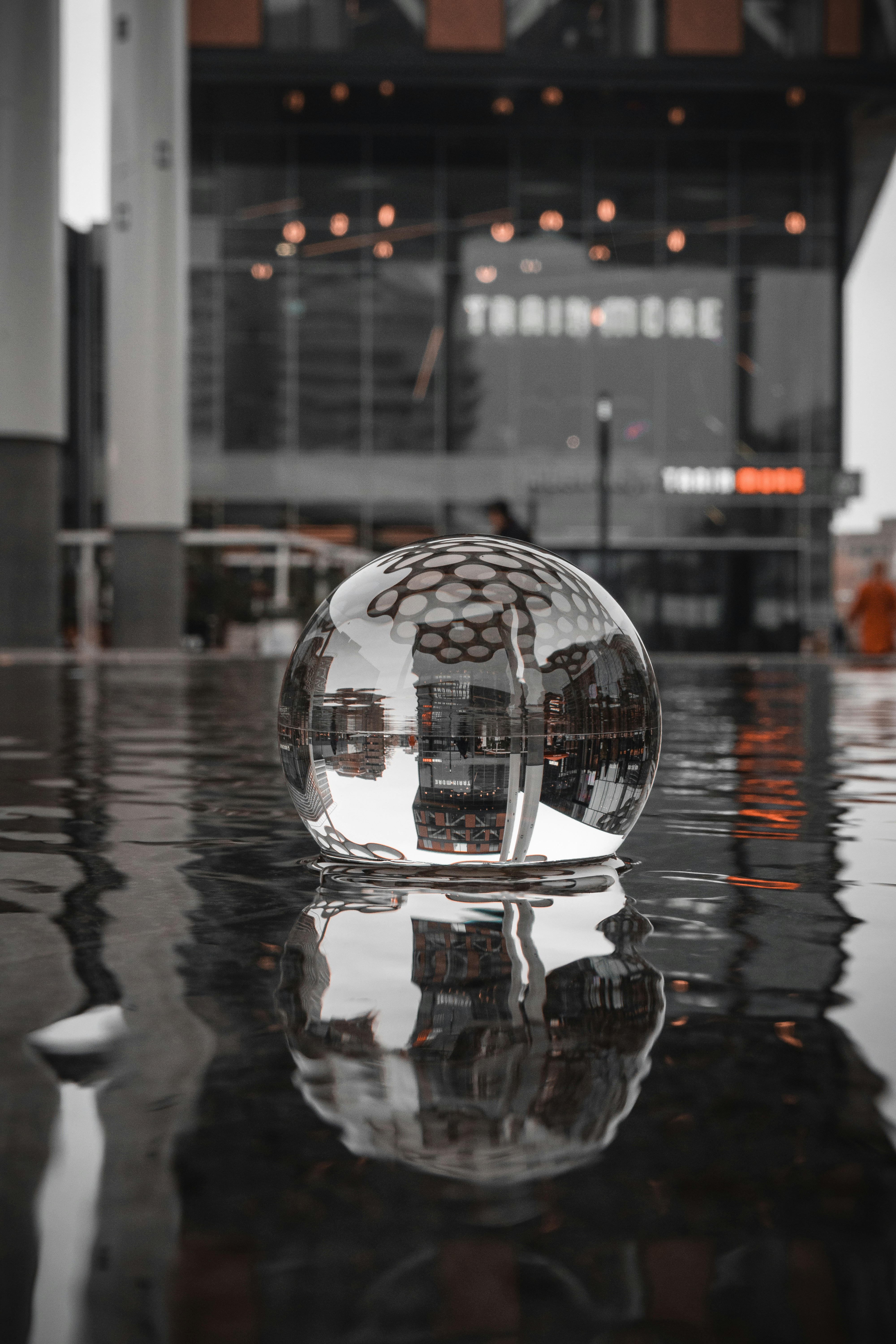 eine Glaskugel, die auf einem schwarzen Tisch sitzt