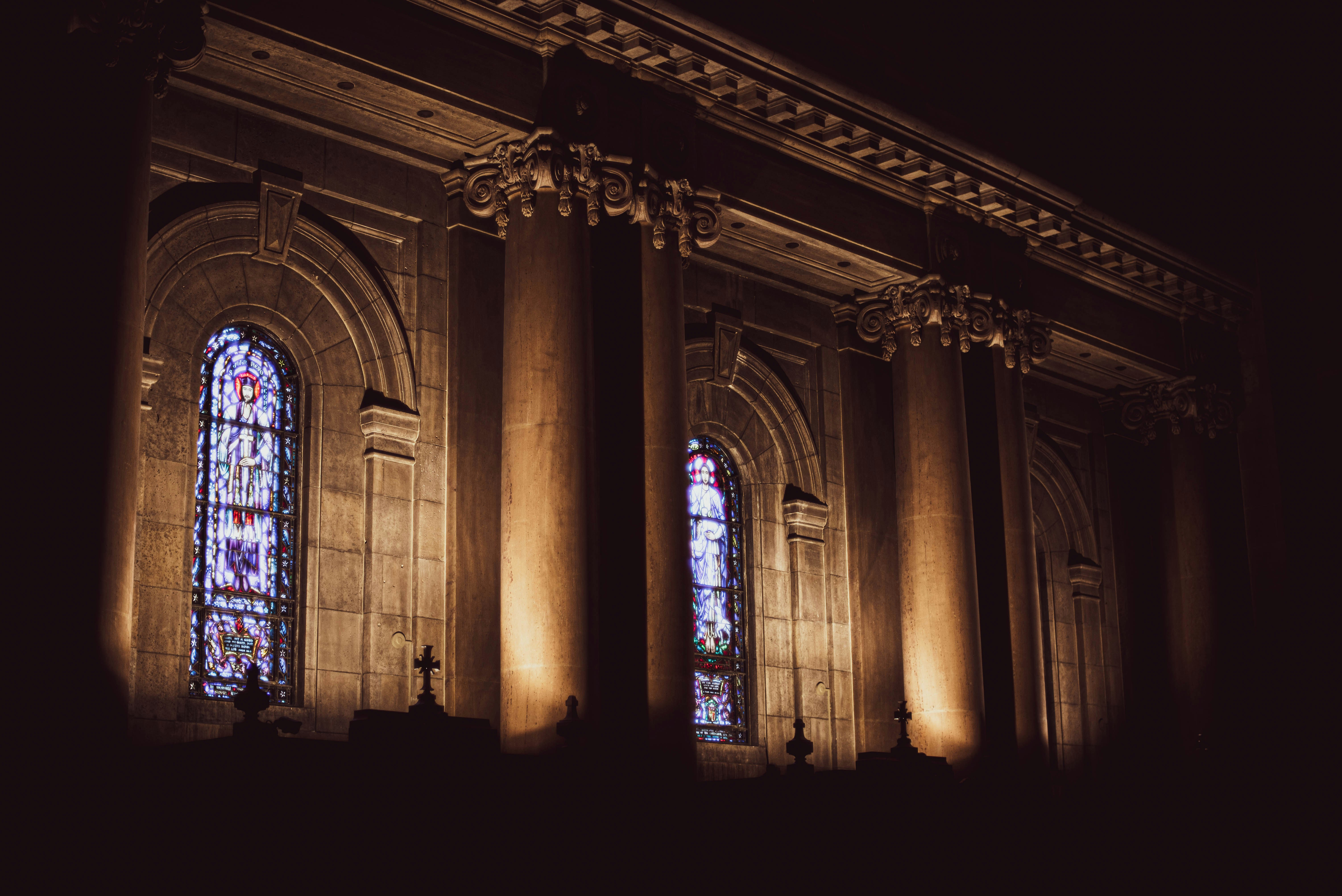 Un gran edificio con dos vidrieras