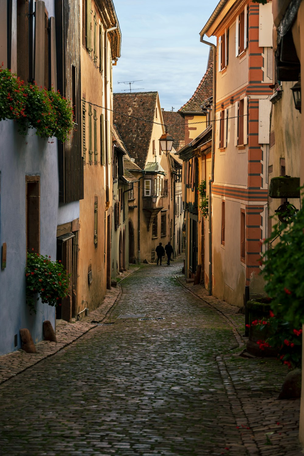 Eine enge Kopfsteinpflasterstraße in einer alten europäischen Stadt