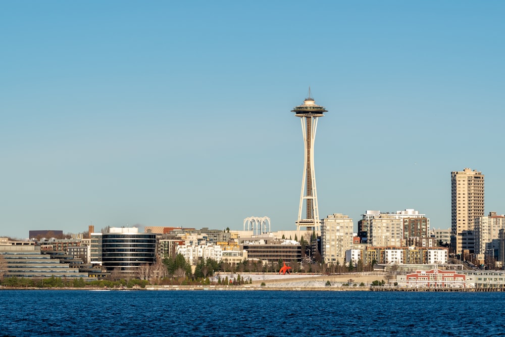 uma vista de uma cidade com uma torre de água no fundo