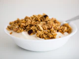 Bol de yaourt et de granola avec une cuillère