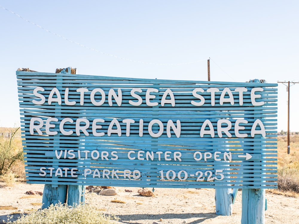 um sinal para uma área de recreação do estado no deserto