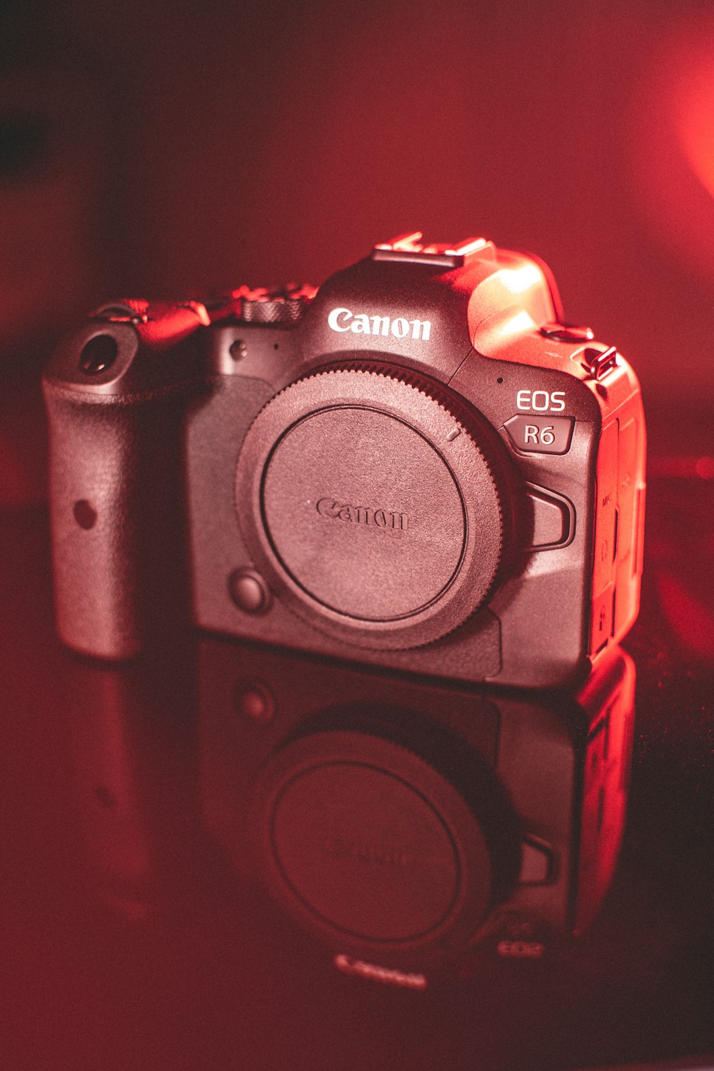 a camera sitting on top of a table next to a red light