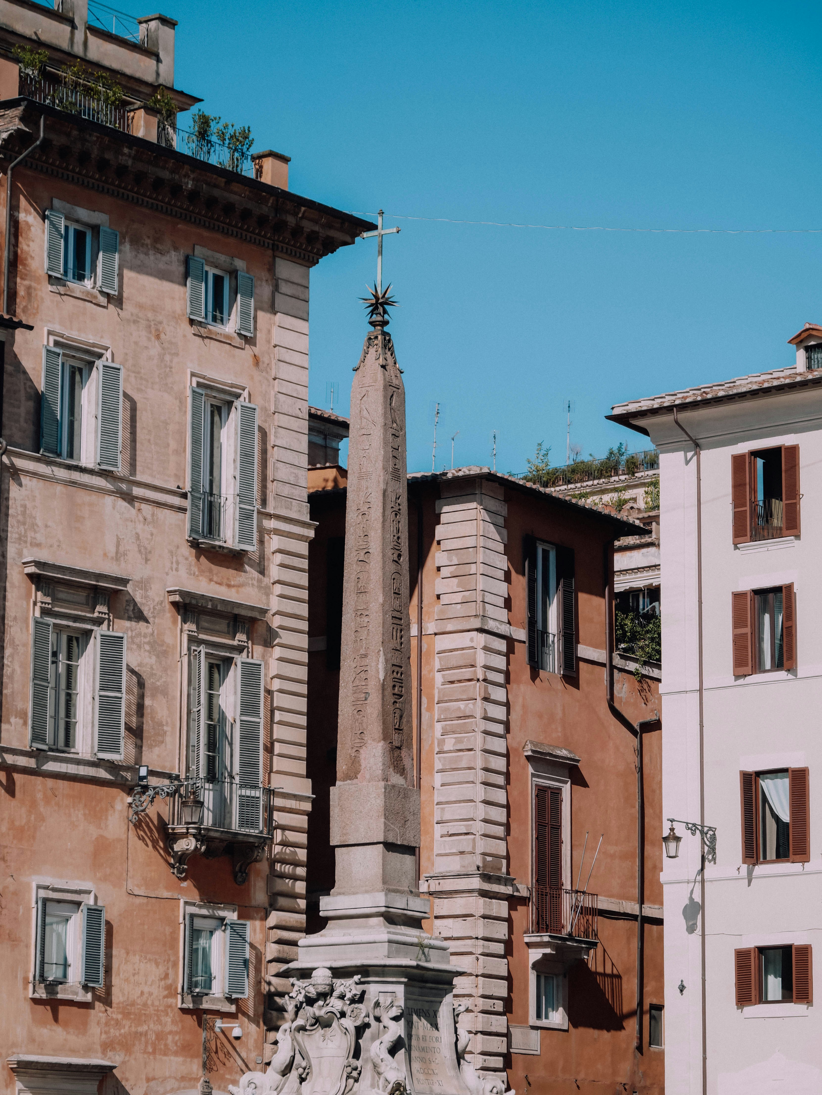 Una statua nel mezzo di una piazza della città