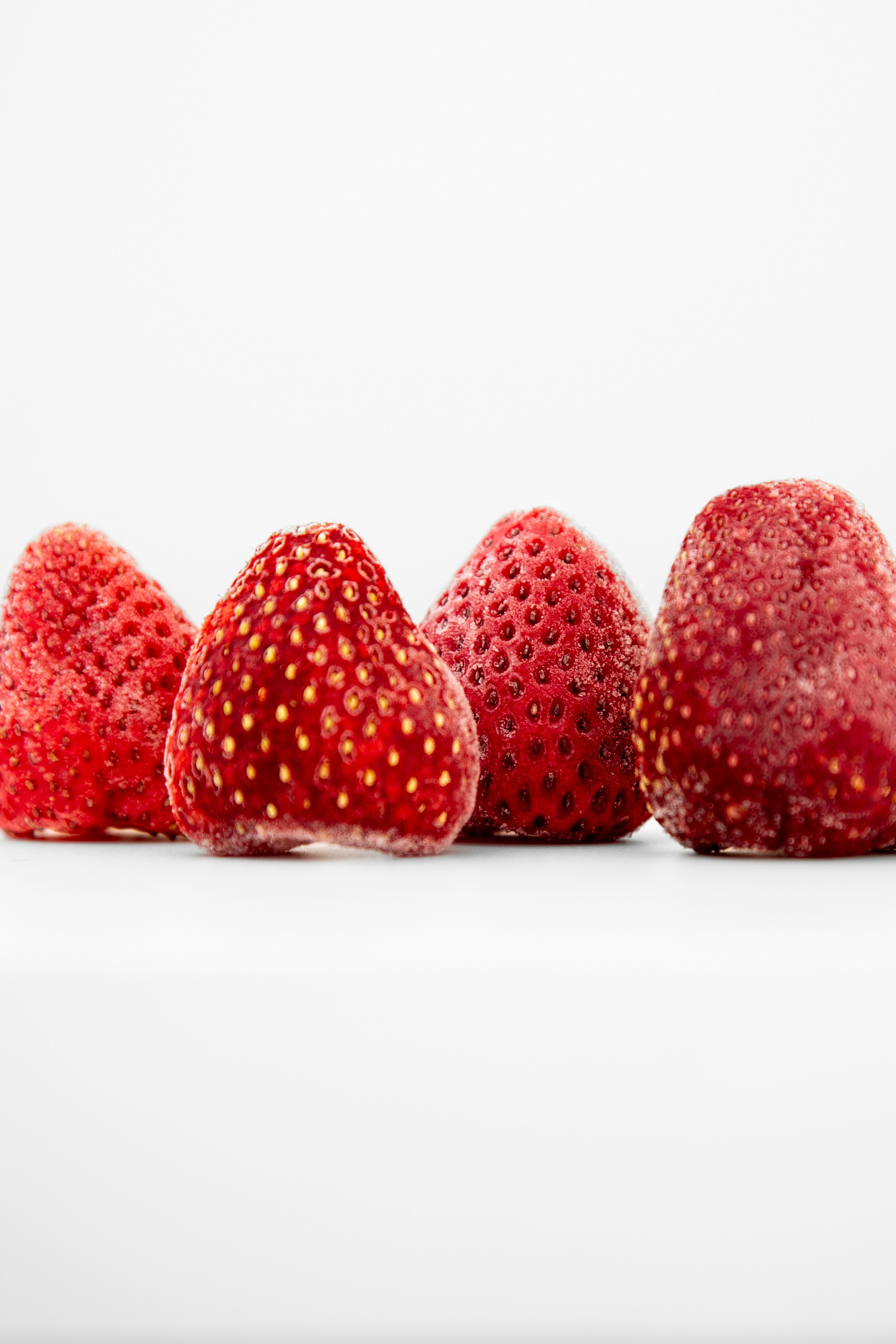 Un grupo de fresas sentadas una al lado de la otra