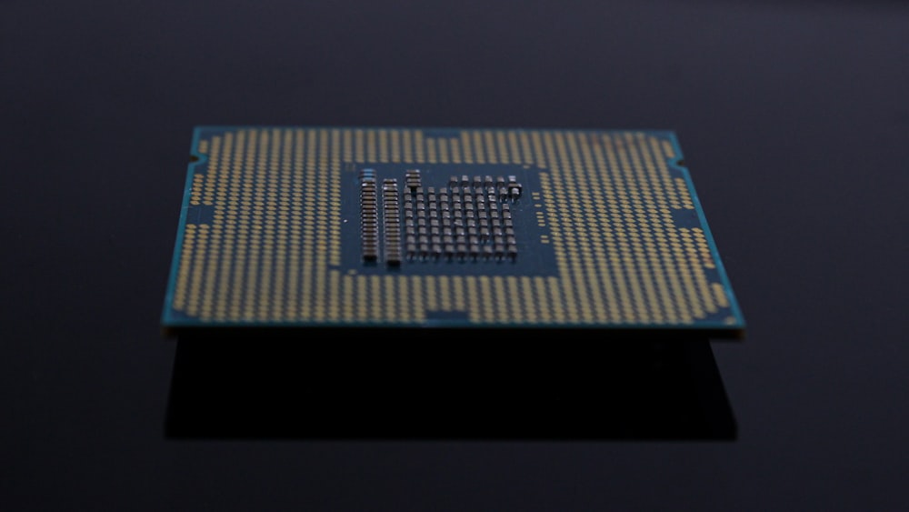 um close up de um chip de computador em uma mesa