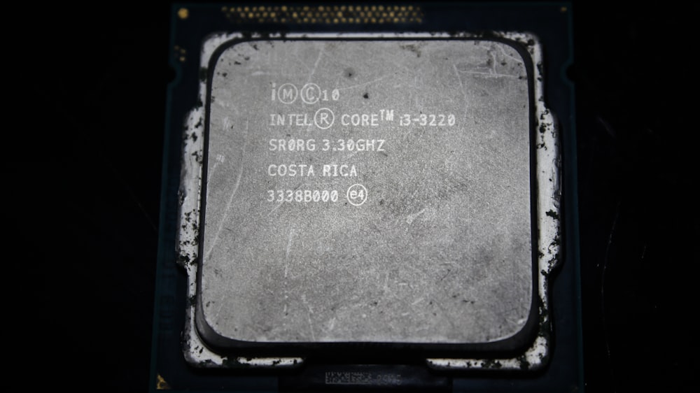 Un primer plano de una CPU sobre una superficie negra