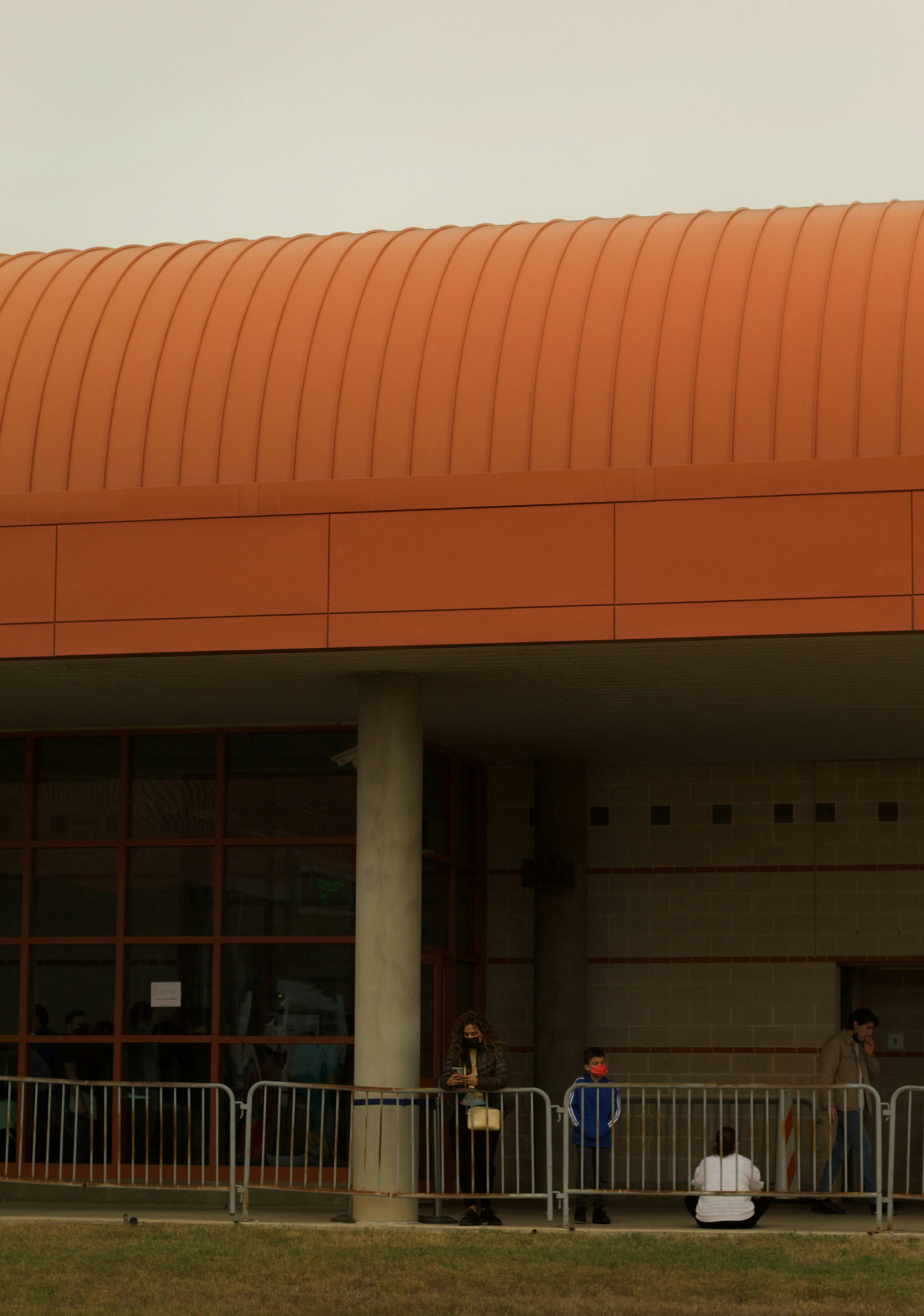 Eine Gruppe von Menschen, die außerhalb eines Gebäudes stehen