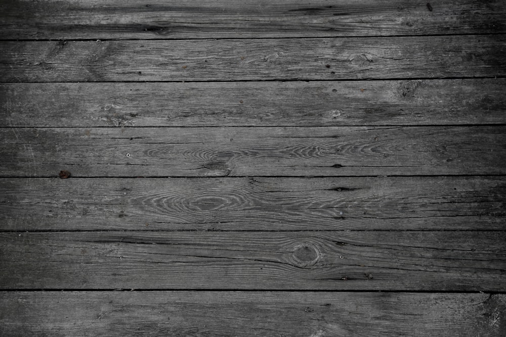 une photo en noir et blanc de planches de bois