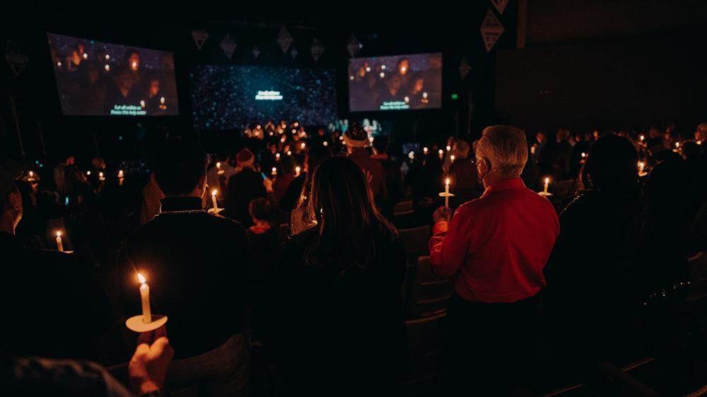 Un grupo de personas sosteniendo velas en sus manos