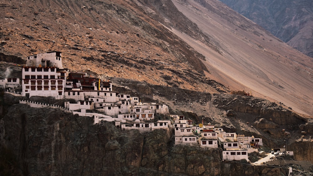 um grupo de edifícios ao lado de uma montanha