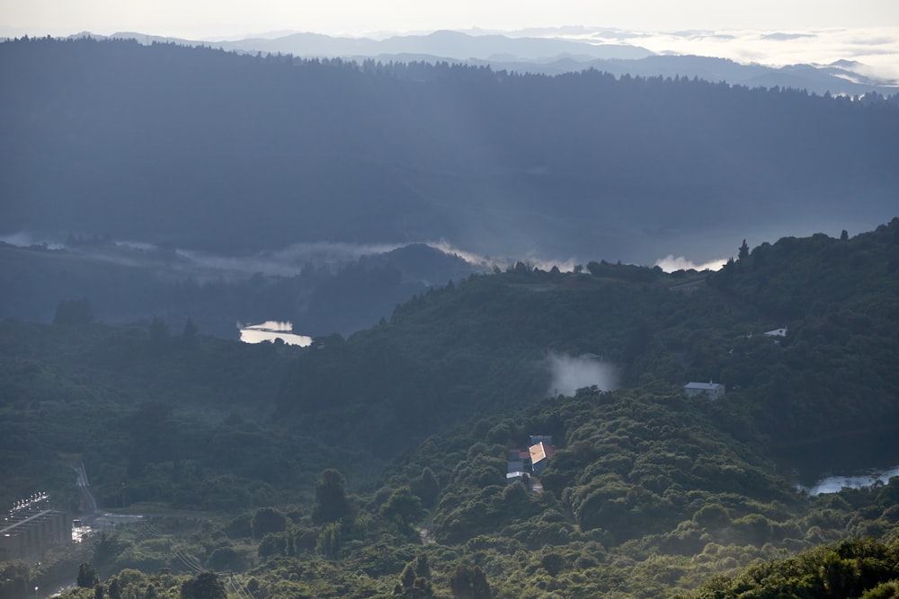 Una vista de un valle con un barco en la distancia