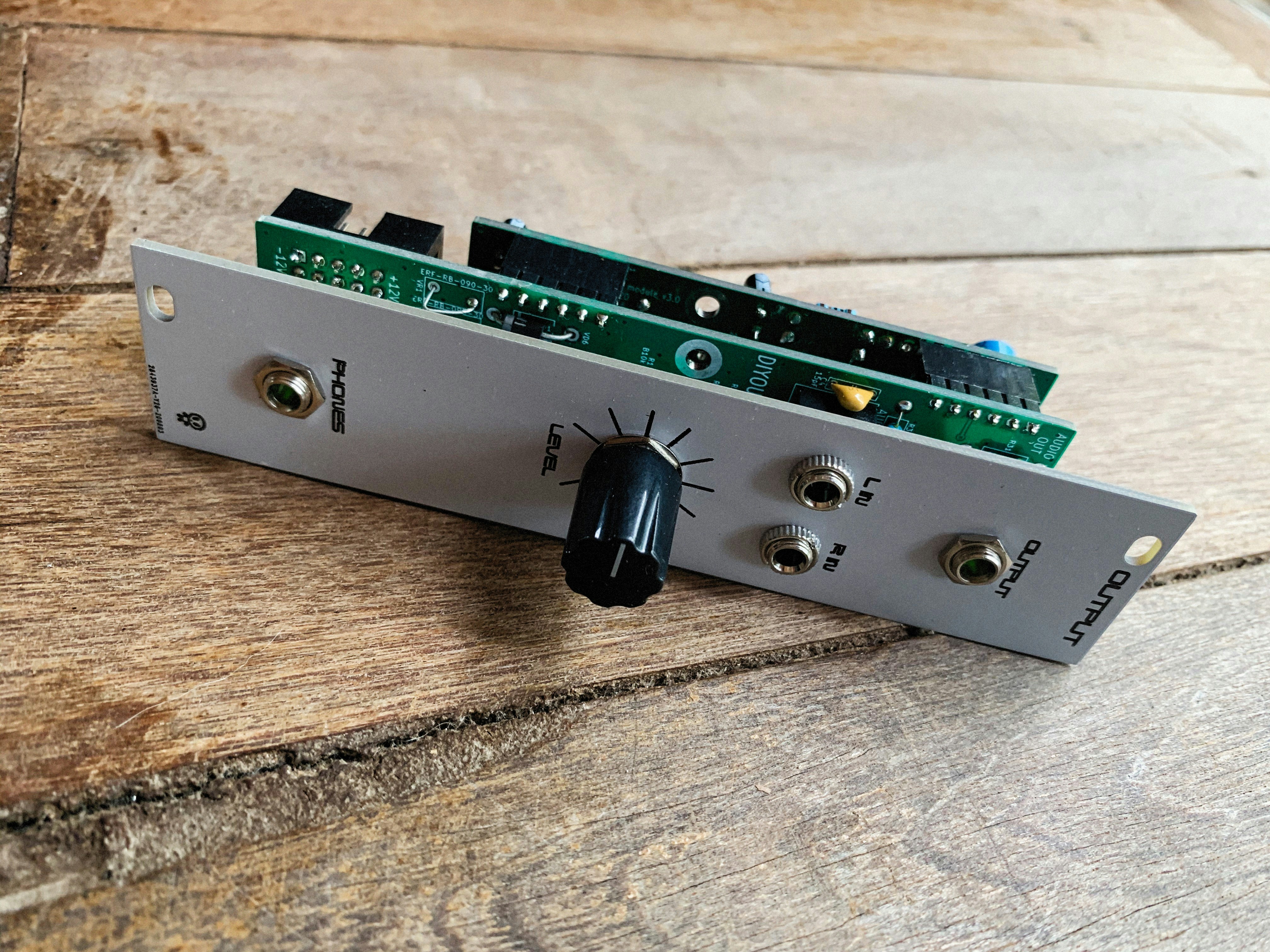 Um Close up De Um Dispositivo Eletronico Em Uma Superficie De Madeira p4FC0zvHasA