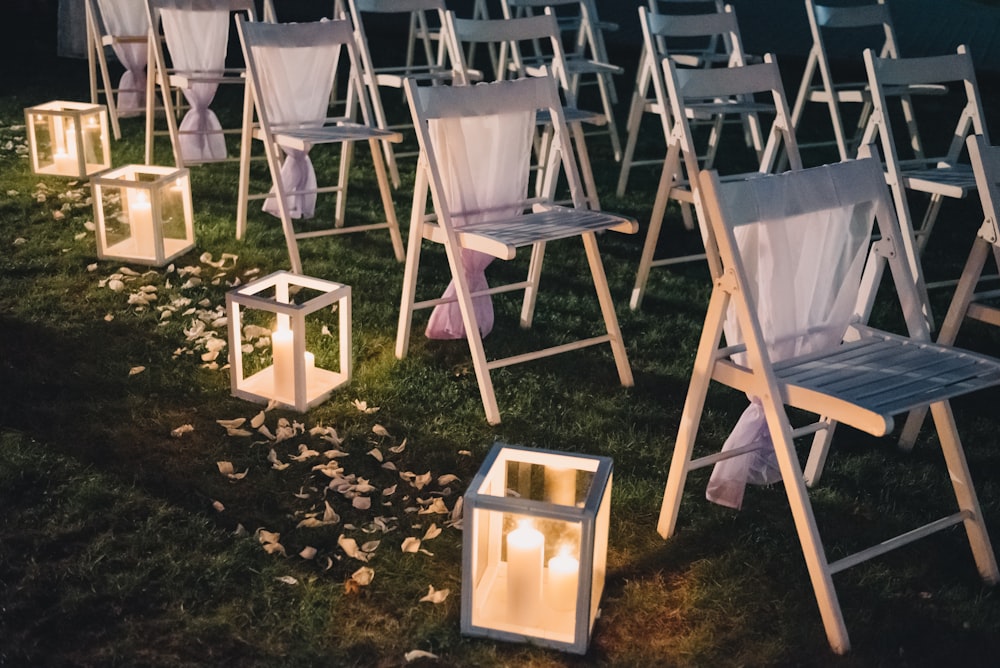 ein Haufen Stühle, die im Gras sitzen