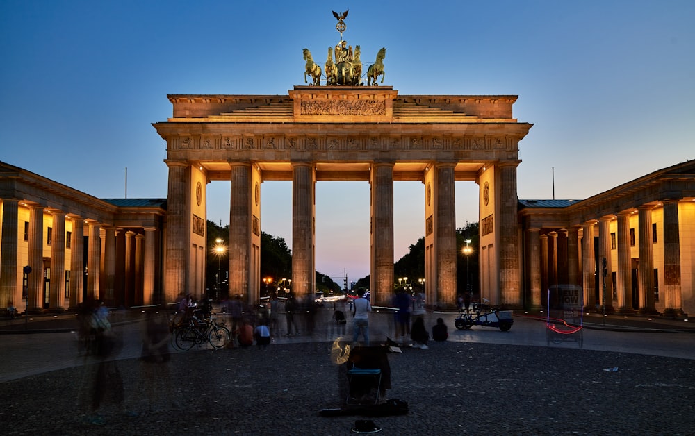 ein großes Gebäude mit dem Brandenburger Tor im Hintergrund