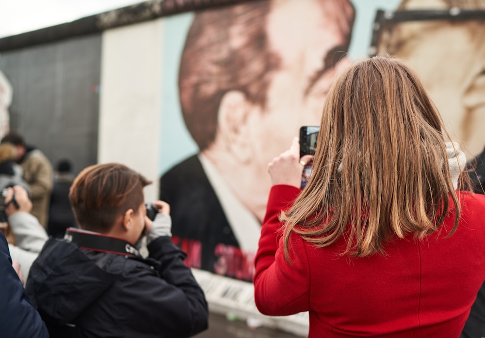 Una mujer tomando una foto de un hombre con una cámara