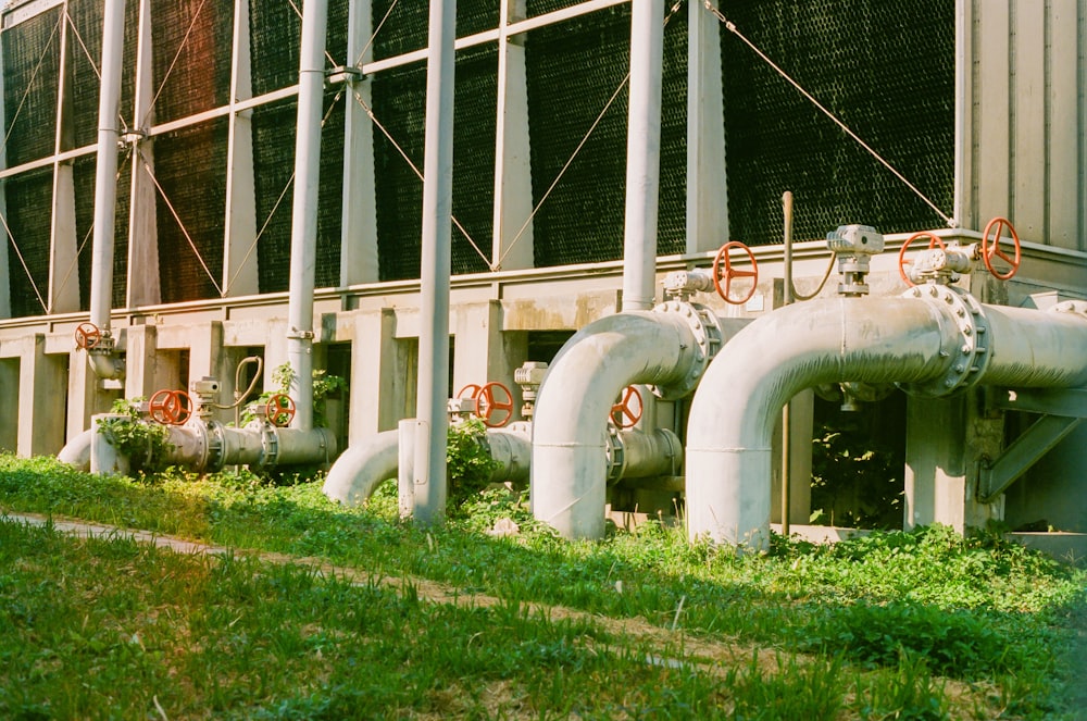 a row of pipes sitting next to a building