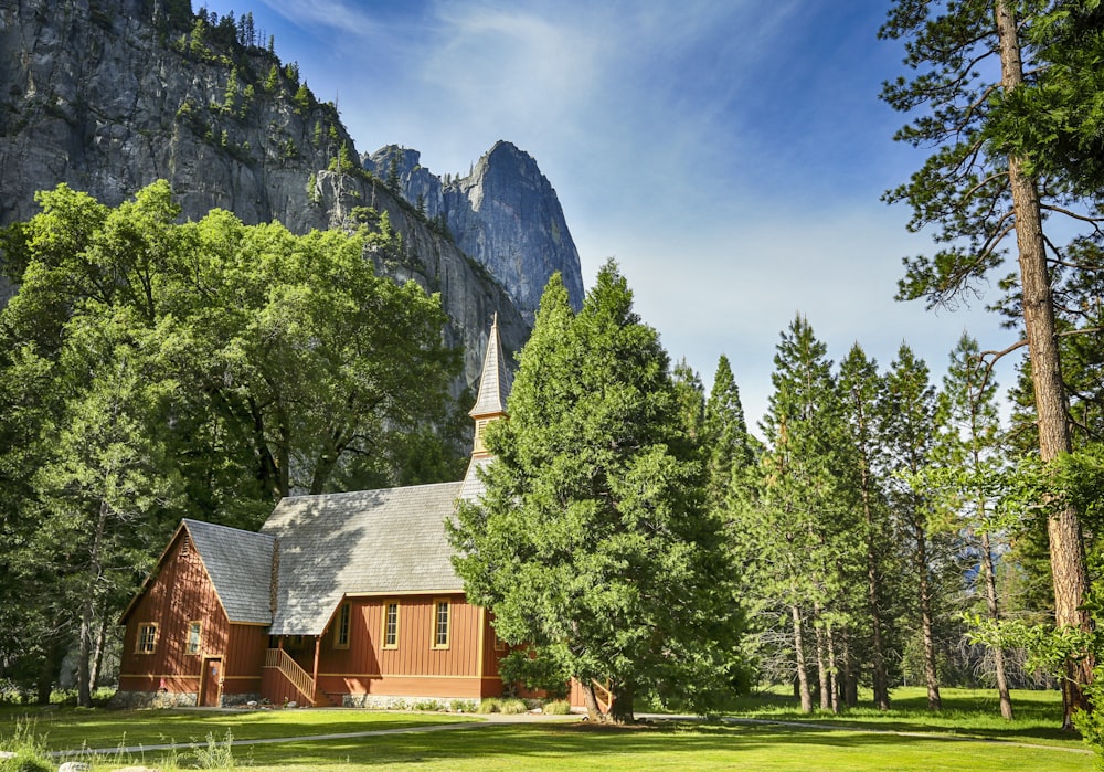 a small church in the middle of a forest