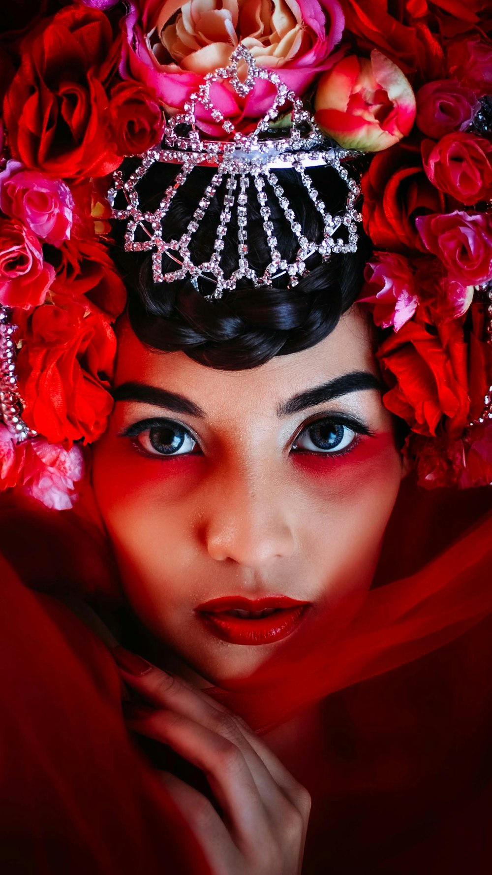 uma mulher vestindo uma tiara com rosas na cabeça