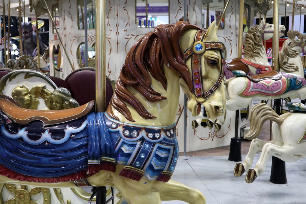 Un tiovivo en un carnaval con caballos