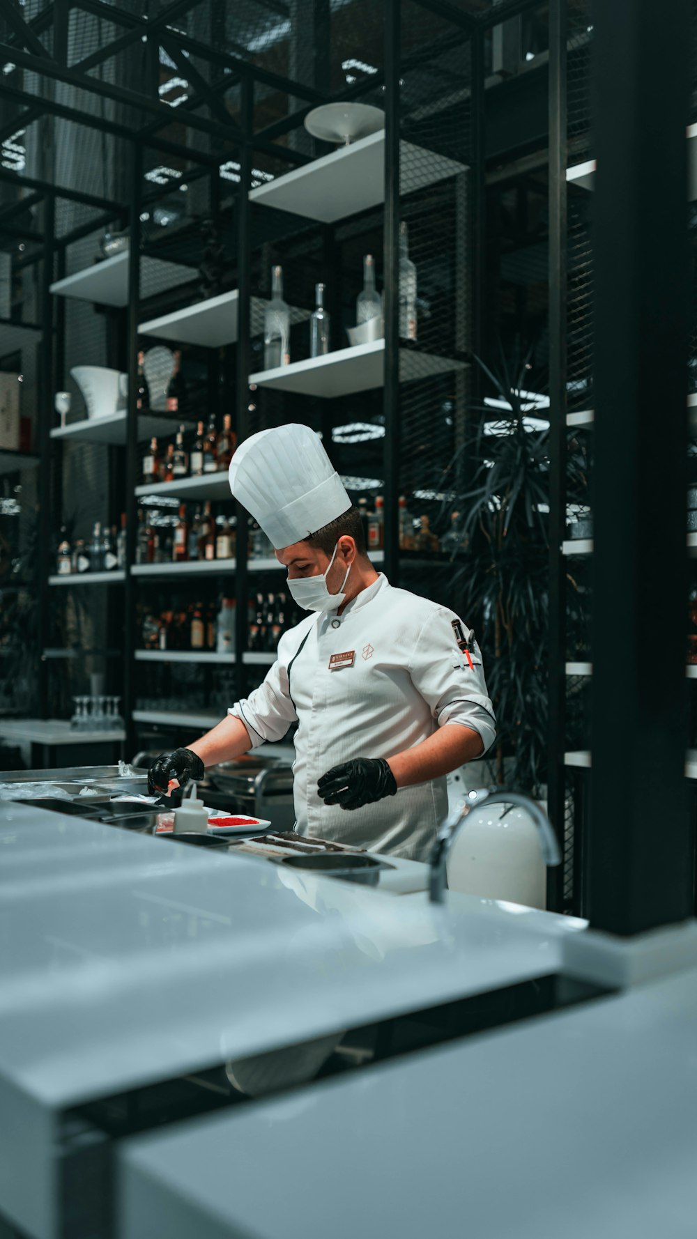 Un uomo con il cappello da cuoco sta cucinando in una cucina