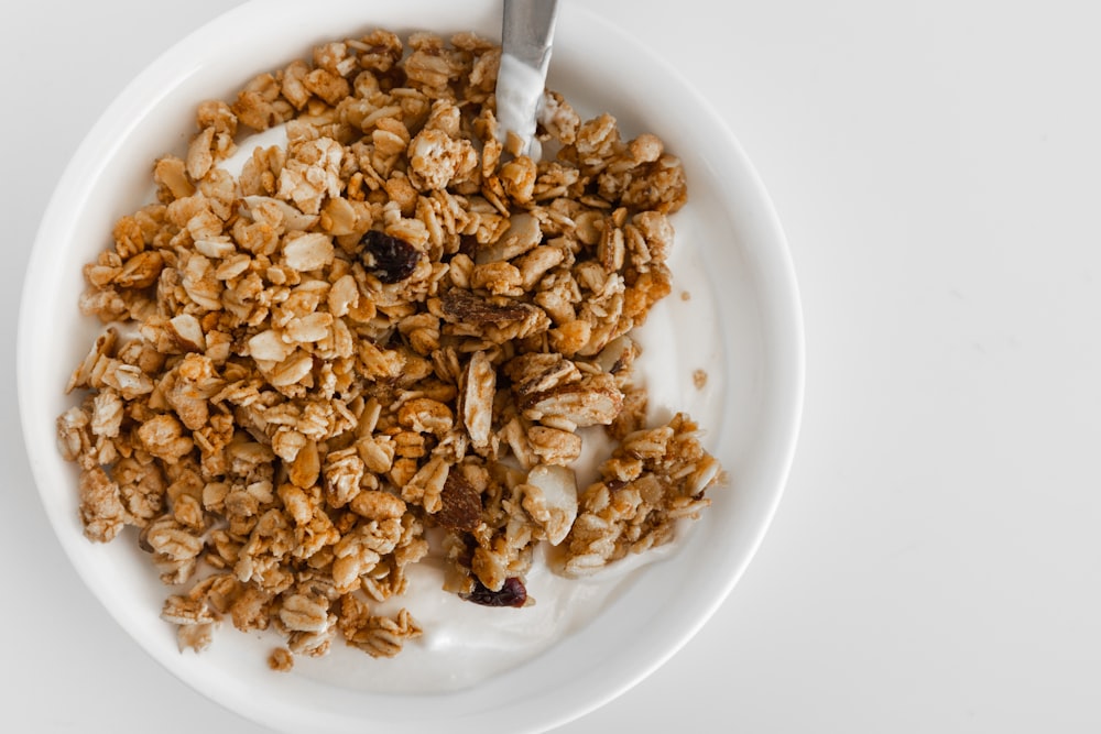 eine Schüssel Müsli mit einem Löffel darin