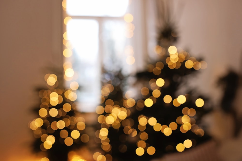 a blurry photo of a christmas tree in front of a window