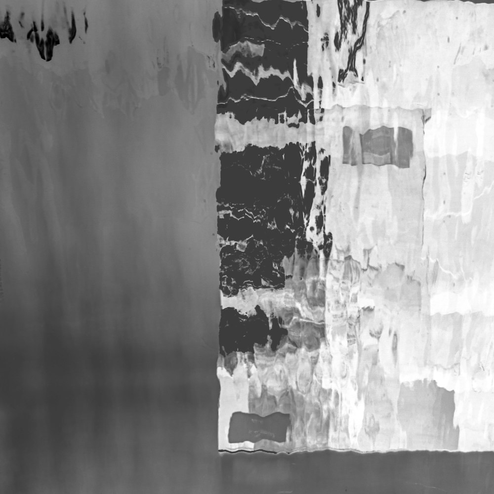 Una foto en blanco y negro de una pared
