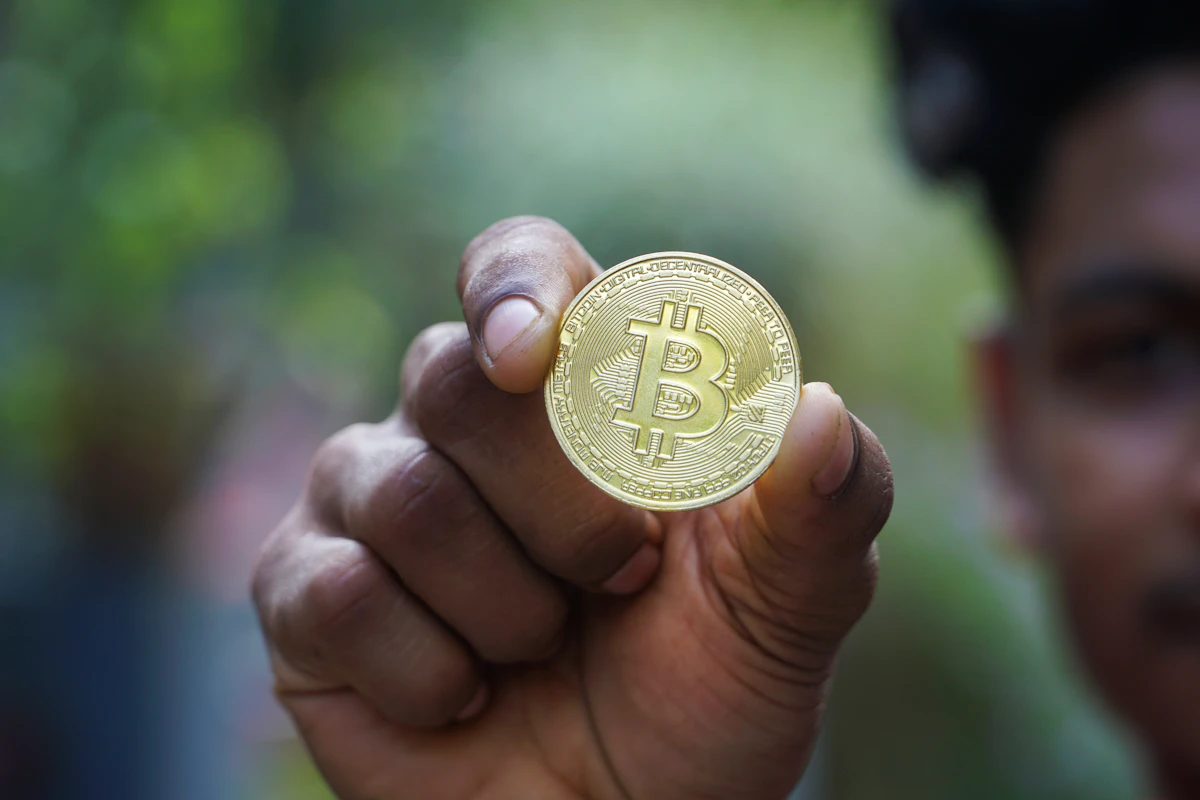হাতে বিটকয়েন নিয়ে ক্রিপ্টো বিনিয়োগকারী