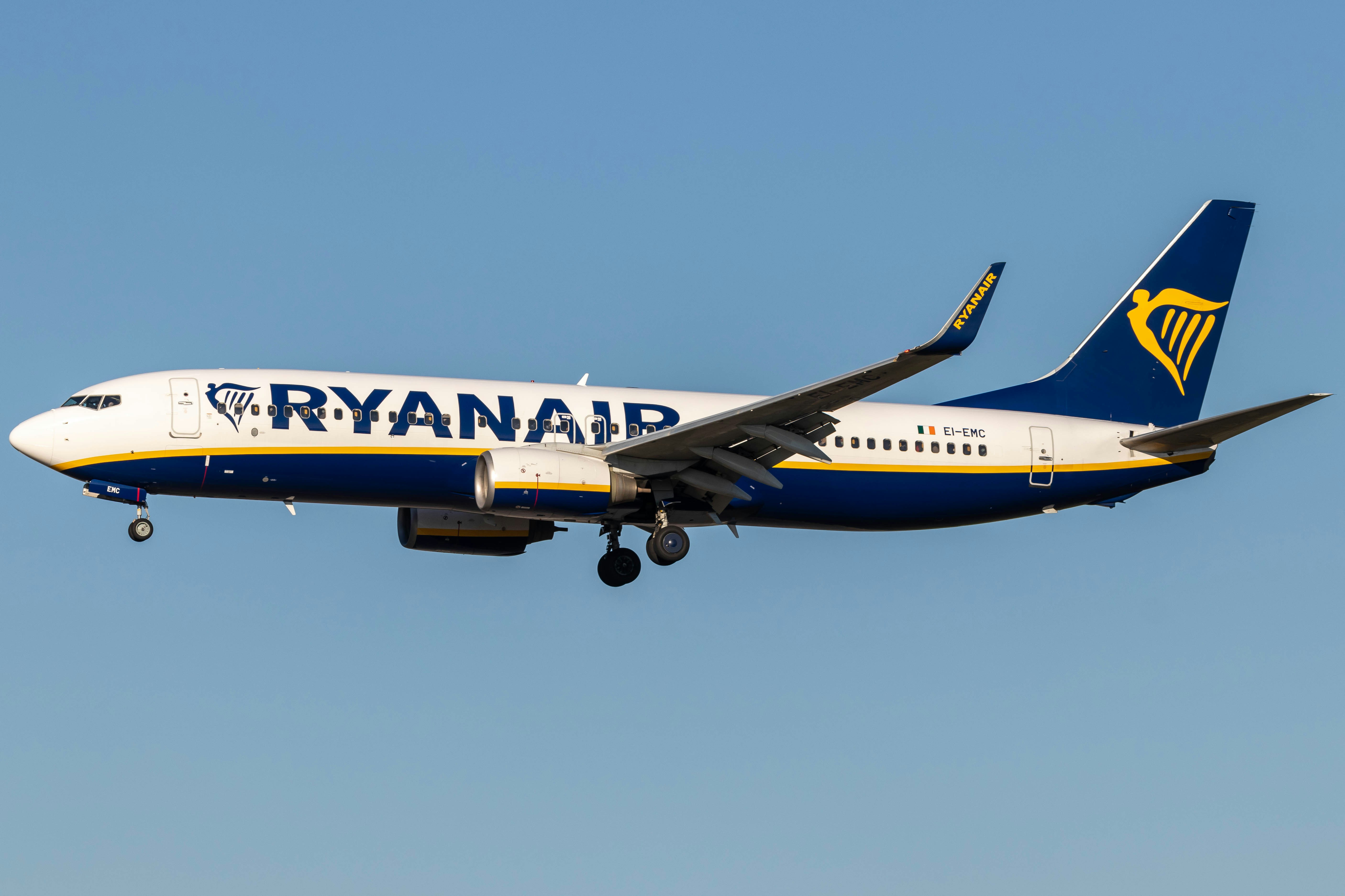 a large passenger jet flying through a blue sky, Ryanair Boeing 737-800 landing at Frankfurt Airport 