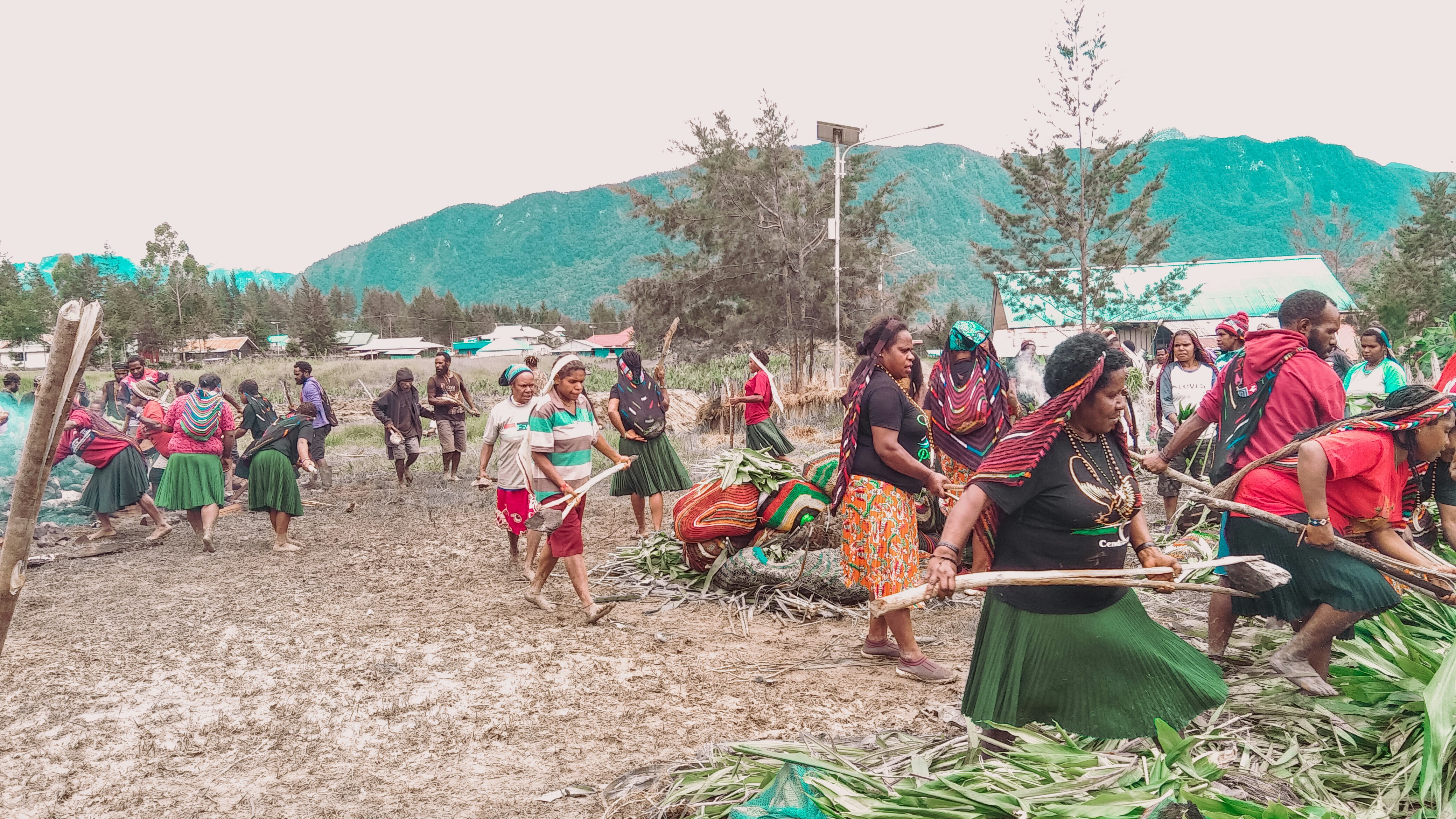 Guardaparques collaborating with local communities during a cultural heritage event