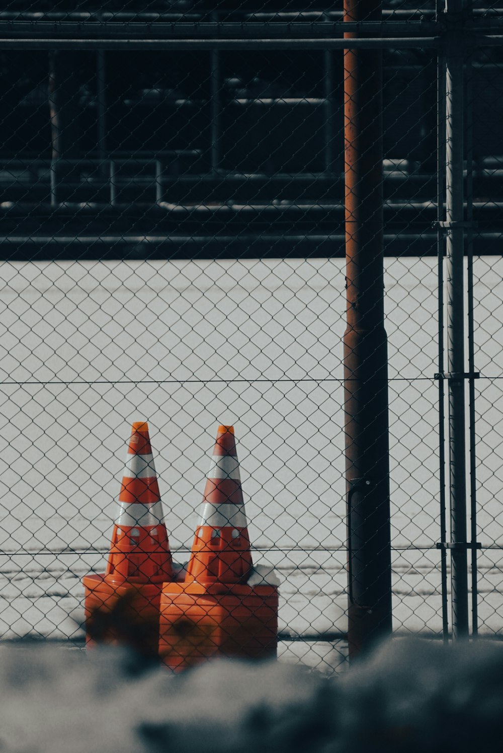 ein paar orangefarbene Zapfen sitzen oben auf einer Straße