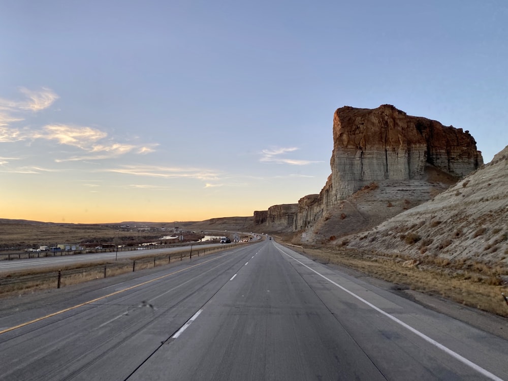 Un'autostrada con una montagna sullo sfondo