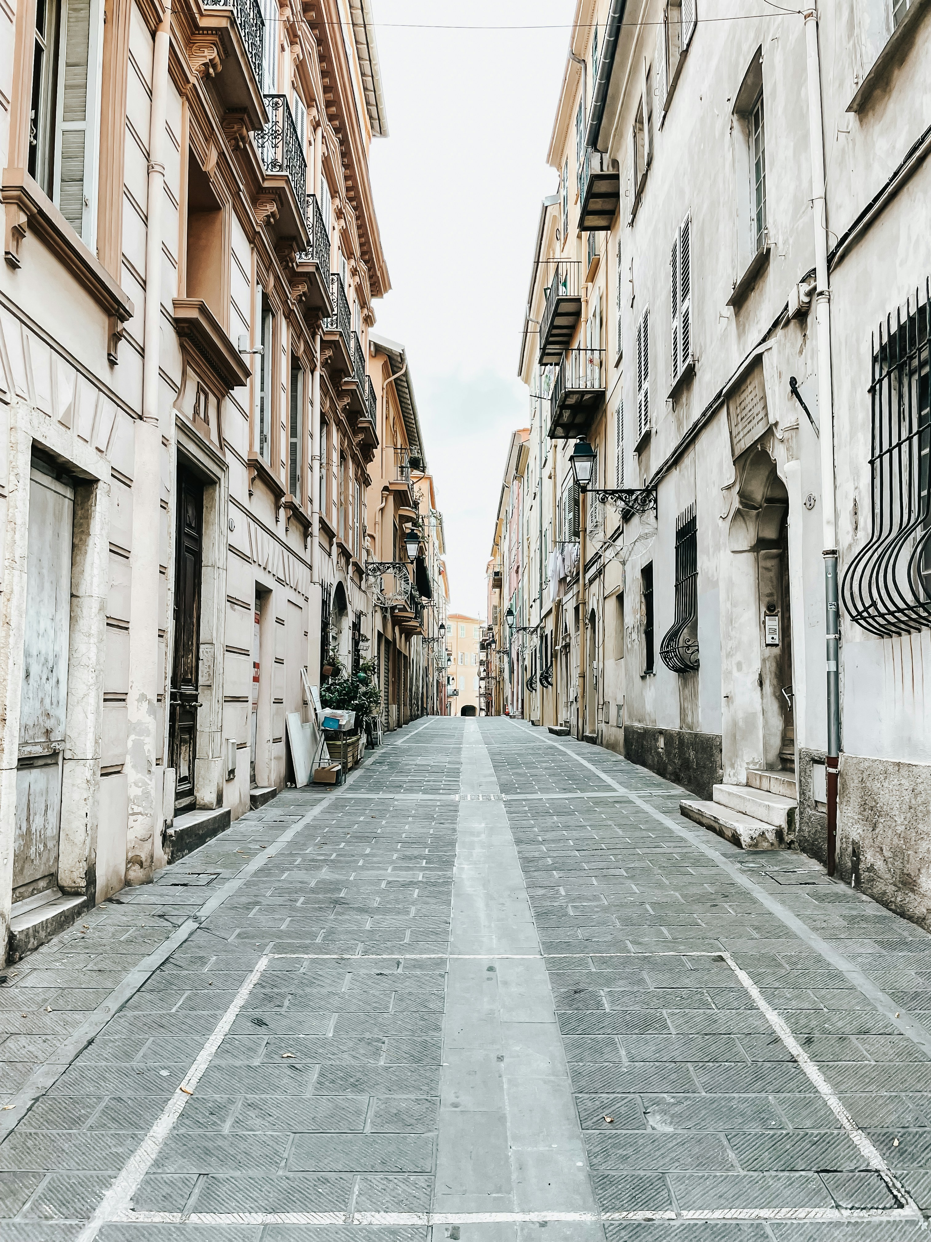Una calle vacía en una antigua ciudad europea foto – Imagen de Ciudad  gratuita en Unsplash, image size:3000x4000