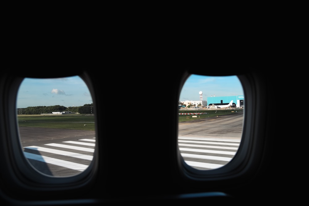 une vue d’un aéroport depuis la fenêtre d’un avion