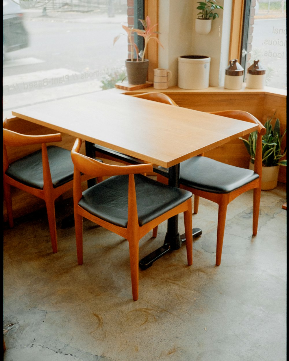 ein Tisch und Stühle in einem Raum mit Fenster