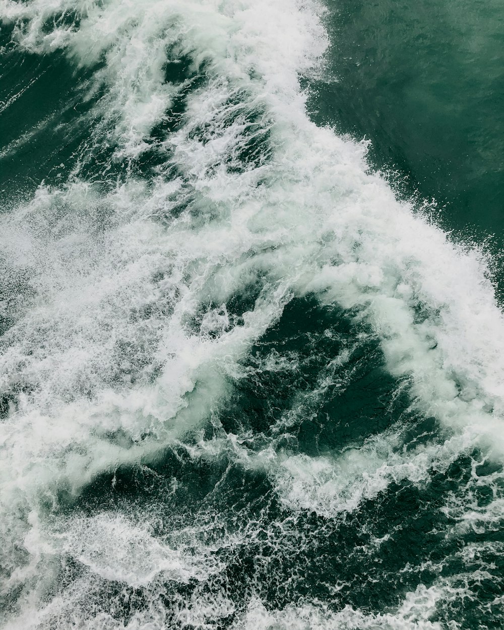 uma vista do topo de um barco na água