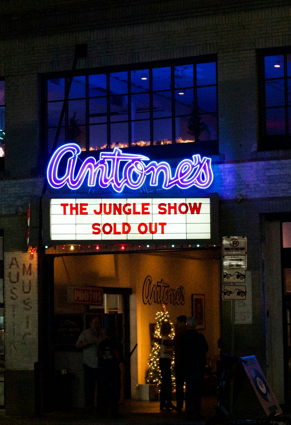 uma placa de néon que diz o show da selva esgotada