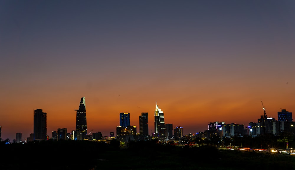 Una vista di uno skyline della città di notte