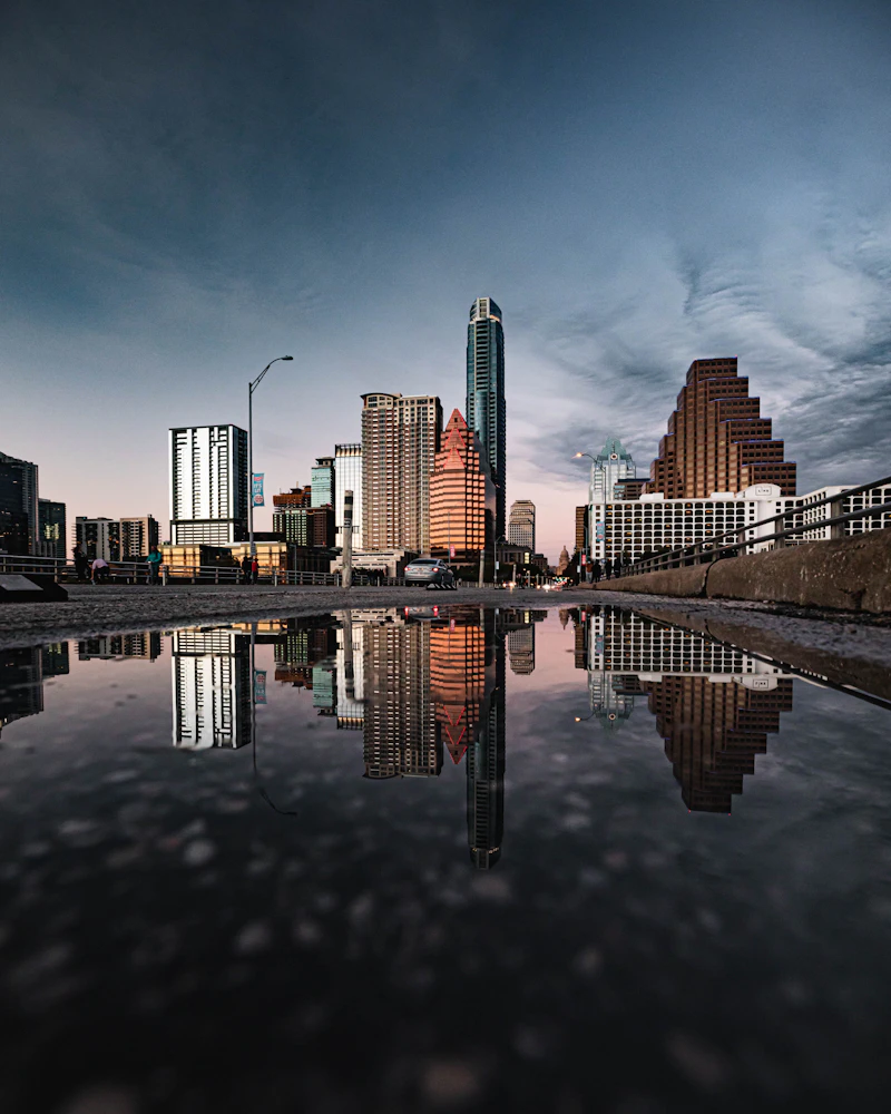 puente sobre el agua con la ciudad de Austin de fondo