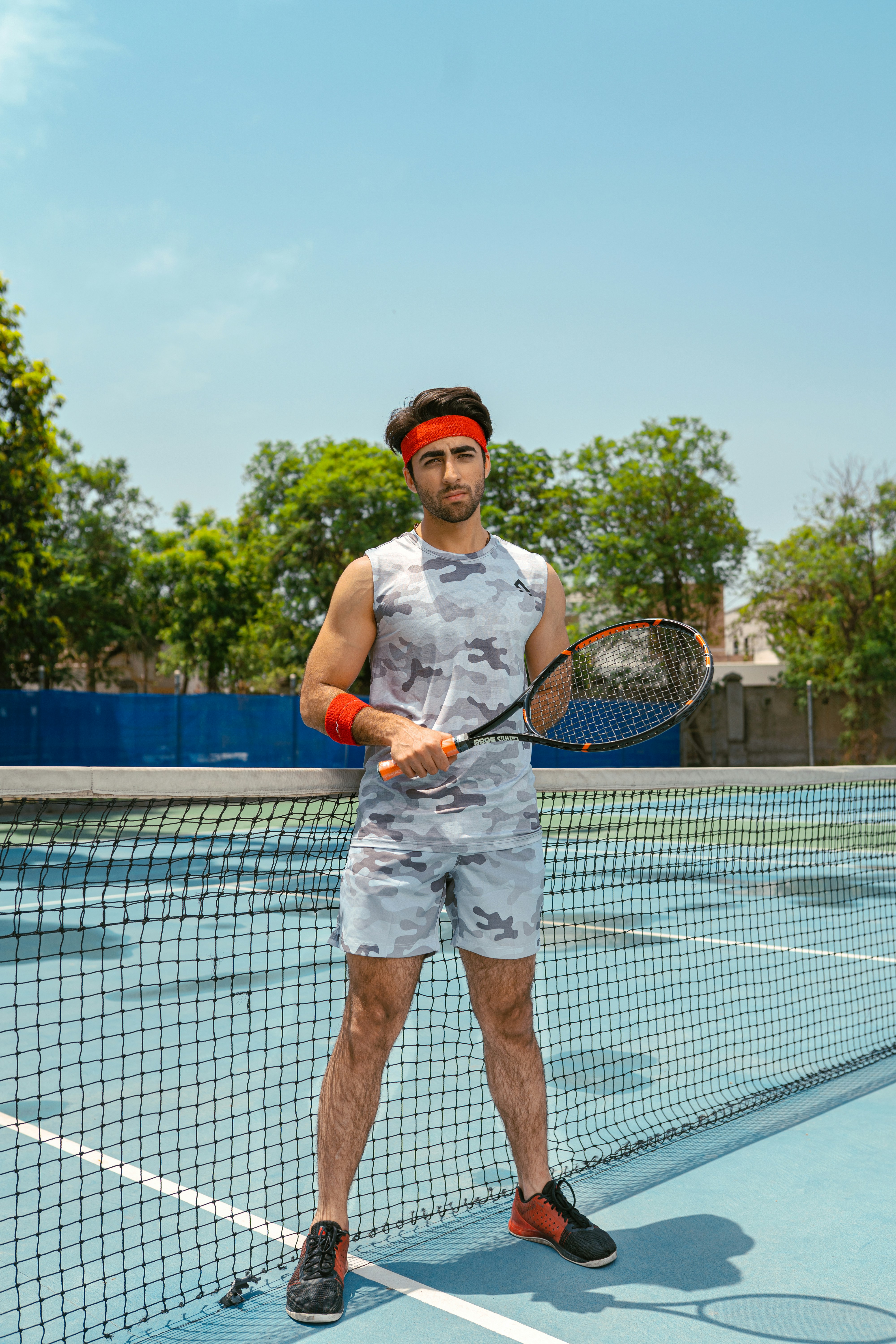 Un hombre sosteniendo una raqueta de tenis en una cancha de tenis foto ...