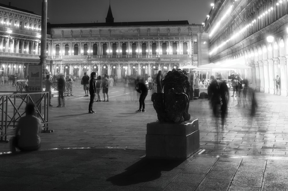 une photo en noir et blanc de personnes se promenant