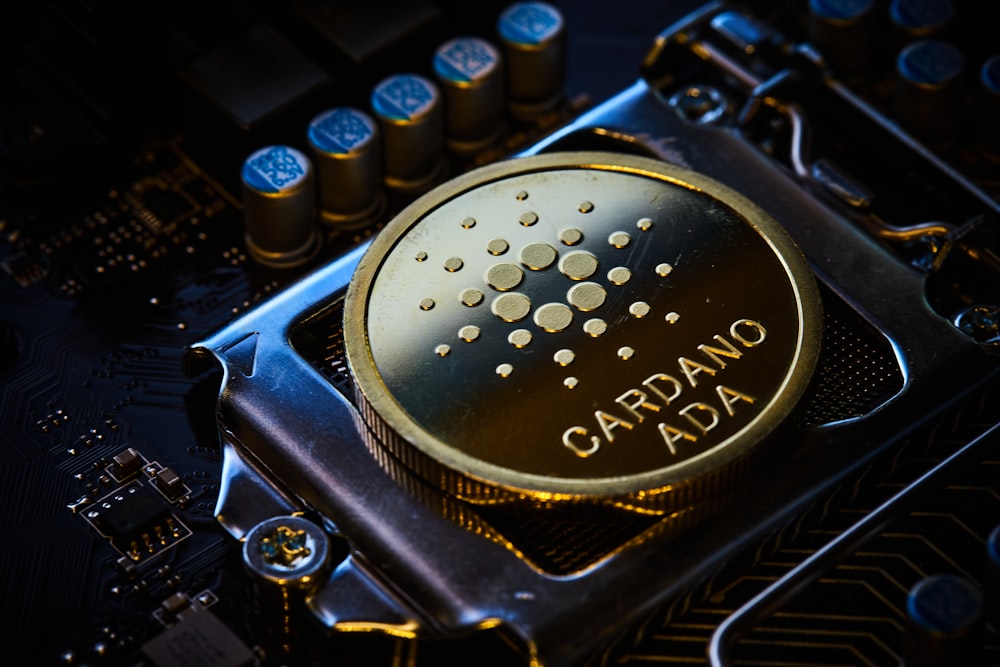 Un primo piano di un chip di computer d'oro e nero