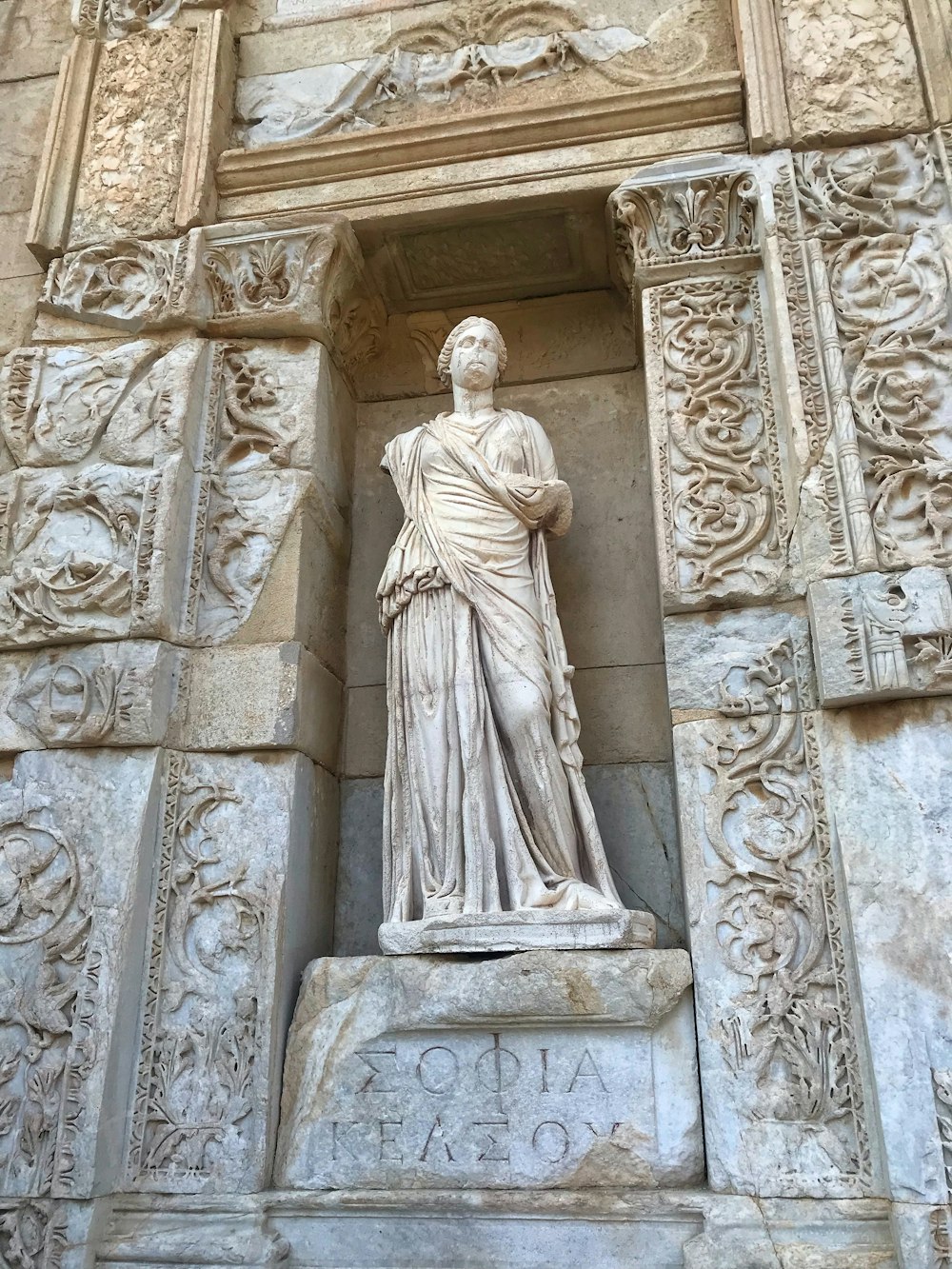 Una estatua de una mujer parada en una puerta