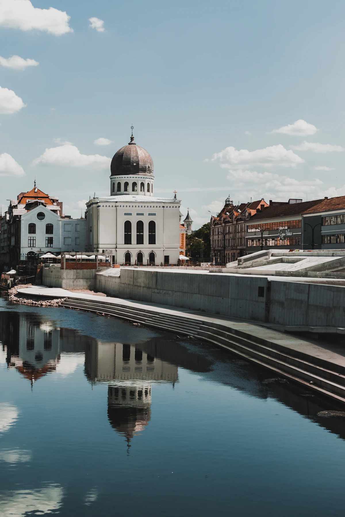 Oradea - Sinagoga Zion oglindită în Crișul Repede, lângă malul amenajat