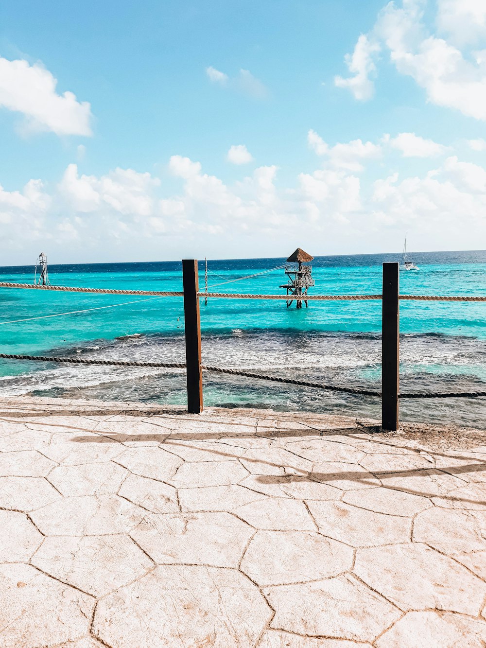 Una vista dell'oceano da un molo