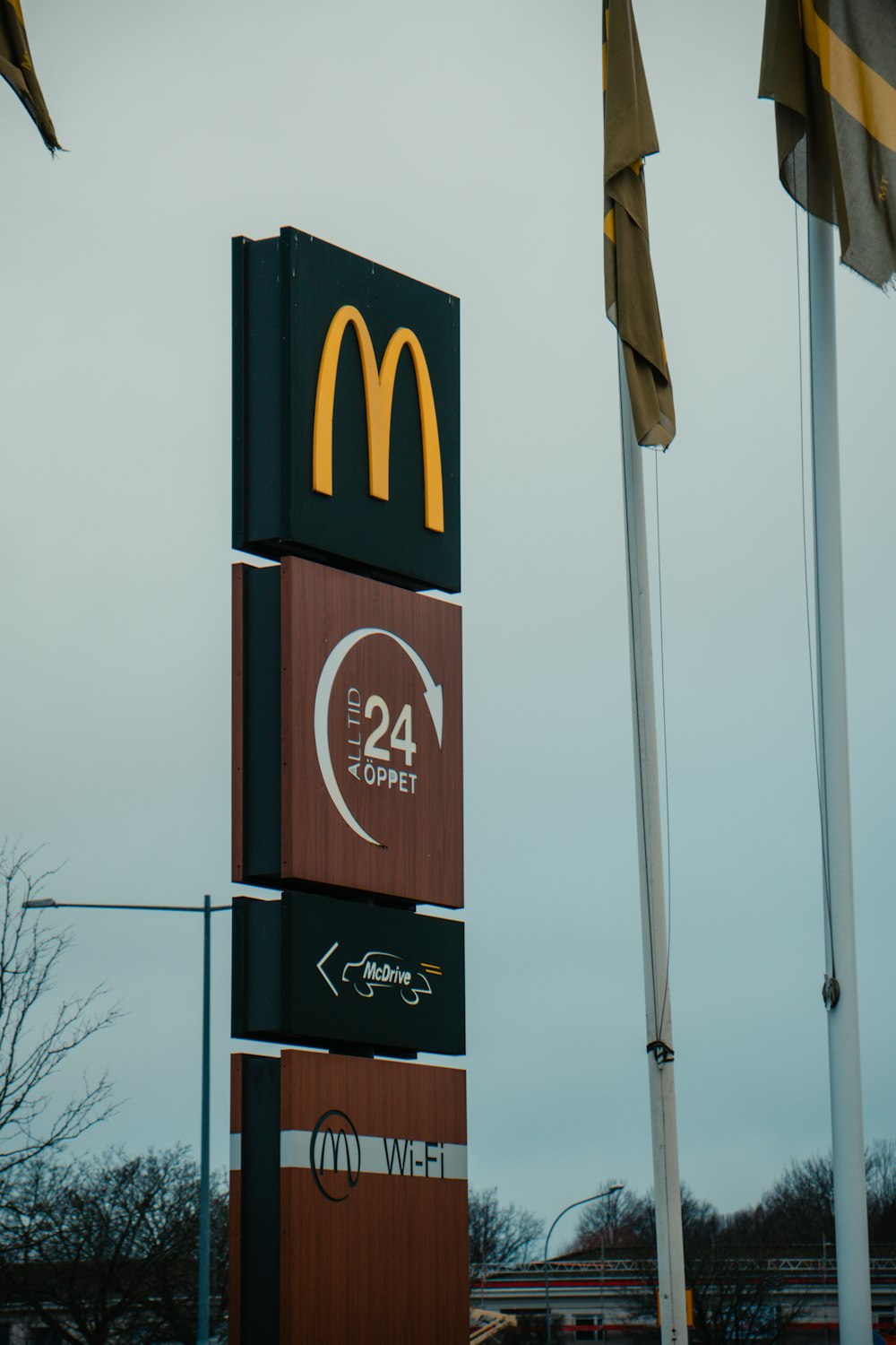 Un letrero de McDonald's con banderas en el fondo