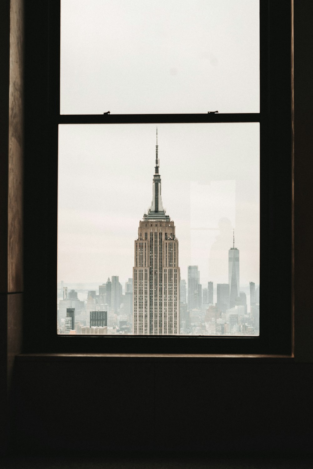 Una vista dell'Empire Building da una finestra