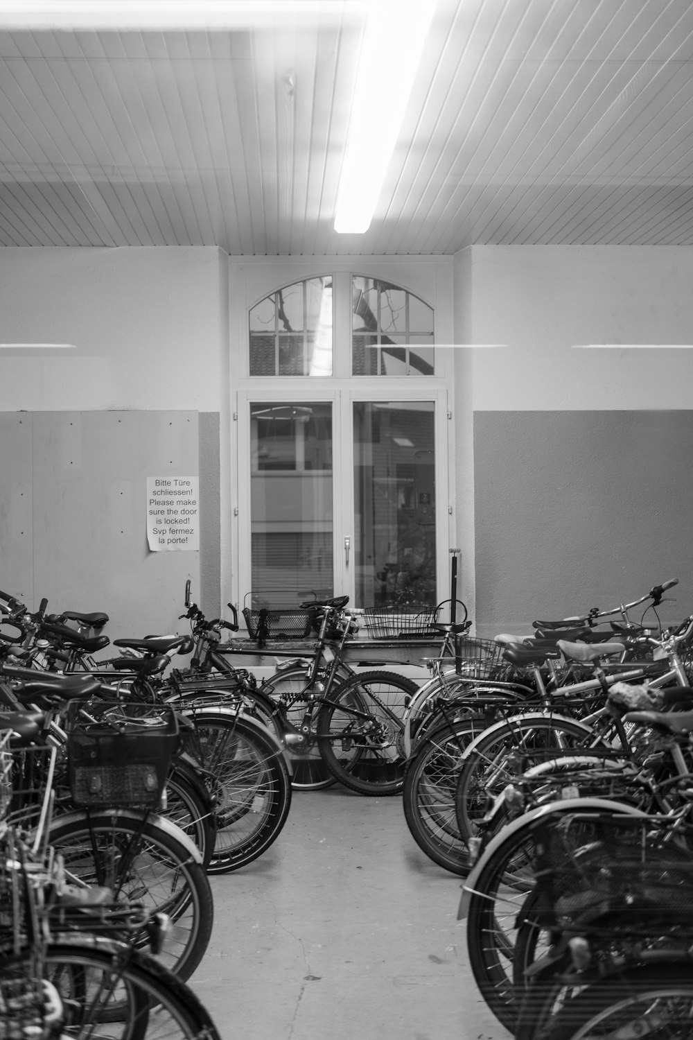 나란히 주차된 많은 자전거로 가득 찬 방